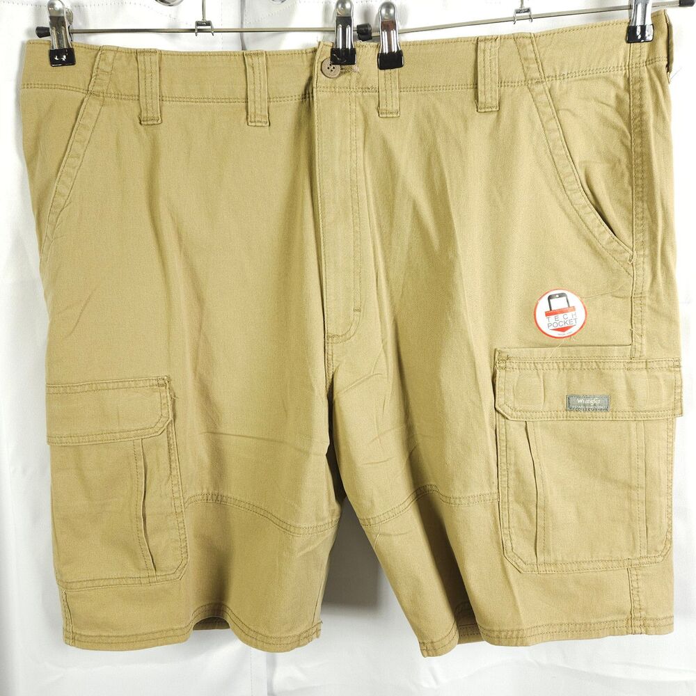NWT Wrangler Beige‎ Relaxed Fit Tech Pocket Cargo Shorts Men's 44 46x9.5